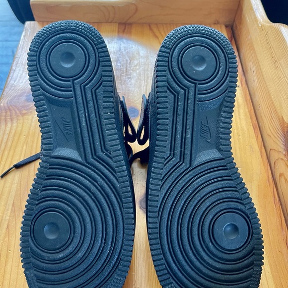 Nike Men's AIR Force 1 '07 Basketball Shoes - Picture 4 of 9